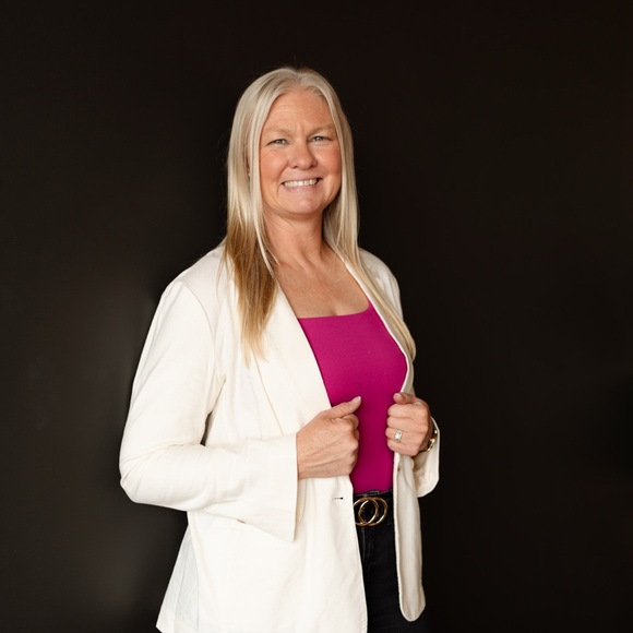 Meet your Posher, Lisa - Picture 2 of 2